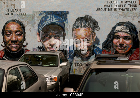 Murale della scuola i bambini sul muro della scuola di New York City Foto Stock