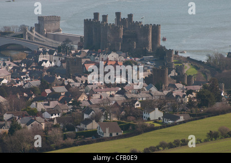 Guardando verso il basso su Conwy Castle da Conwy mountain Foto Stock