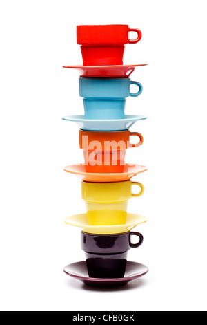 Colori - Pila di tazze da caffè su sfondo bianco Foto Stock