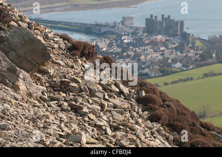 Guardando verso il basso su Conwy Castle da Castell Caer Seion hillfort Conwy Galles del Nord Foto Stock