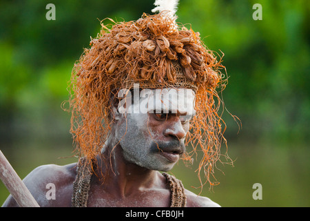 L uomo dalla tribù Asmat Agats, villaggio, Nuova Guinea, Indonesia Foto Stock