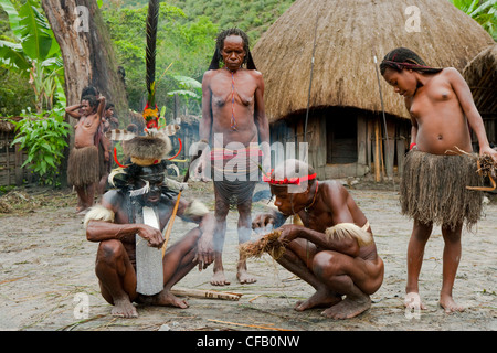 Dani tribù messa a fuoco nel loro villaggio tradizionale, Nuova Guinea, Indonesia. Foto Stock