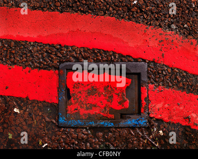 Dipinto di rosso le linee per mostrare nessun parcheggio su strada di Londra Foto Stock