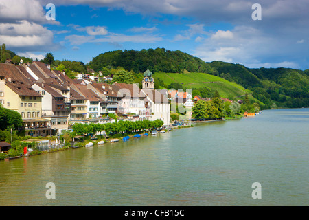 Eglisau, Svizzera canton Zurigo, villaggio, case, case, chiesa, barche, fiume, flusso, Reno, Foto Stock