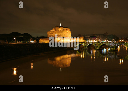 Castel Sant Angelo in notturna a Roma Italia Foto Stock