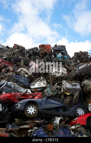 Pile di frantumato di rottamazione auto al riciclaggio di metallo sito Belfast Irlanda del Nord Regno Unito Foto Stock