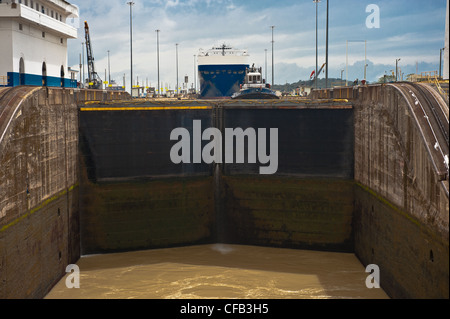 Nave che entra nel blocco del canale di Panama Foto Stock