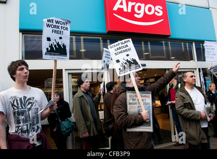 Anti workfare manifestanti targeting negozi in Brixton High Street. Protestando governi schema di occupazione per le persone in cerca di lavoro. Foto Stock