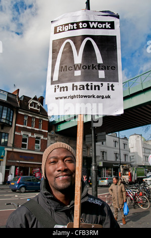 Anti workfare manifestanti targeting negozi in Brixton High Street. Protestando governi schema di occupazione per le persone in cerca di lavoro. Foto Stock