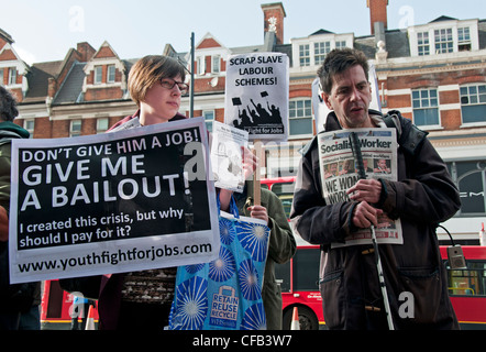 Anti workfare manifestanti targeting negozi in Brixton High Street. Protestando governi schema di occupazione per le persone in cerca di lavoro. Foto Stock