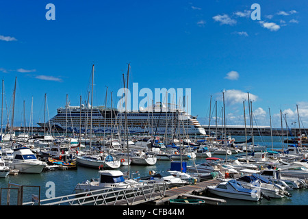 L'Europa, Portogallo, Republica Portuguesa, Madera, Funchal, Avenida do Mar, yacht harbour, la nave di crociera, AIDA, luna, luogo di inter Foto Stock