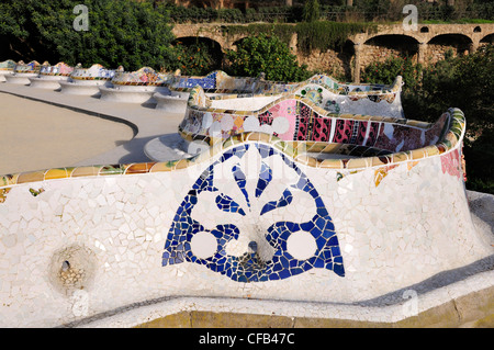 Barcellona, Spagna. Parco Guell (Antoni Gaudi, 1914) sul banco la balaustra - dettaglio dei mosaici di piastrelle Foto Stock