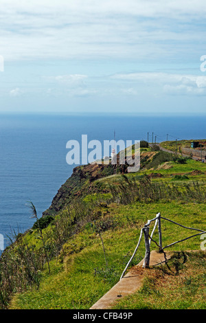 L'Europa, Portogallo, Republica Portuguesa, Madera, Ponta do Pargo, faro, ripida costa, piante, costruzioni, costruzioni, scen Foto Stock