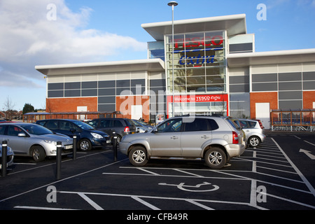 Disabili Parcheggio spazi fuori tesco supermercato extra al di fuori di Belfast Irlanda del Nord Regno Unito Foto Stock