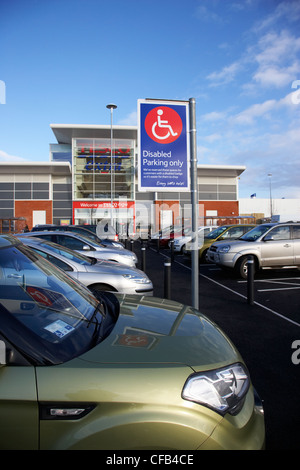 Disabili Parcheggio spazi fuori tesco supermercato extra al di fuori di Belfast Irlanda del Nord Regno Unito Foto Stock