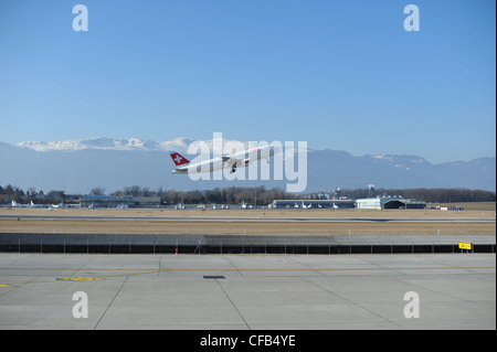 Swiss Air Airbus A320 di decollare in Alpi a Ginevra Svizzera Foto Stock