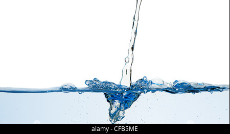 Gli spruzzi di acqua e onde. Colore blu su bianco isolato Foto Stock