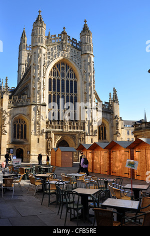 Café tavoli e sedie e mercatino di Natale bancarelle di fronte all'Abbazia di Bath, bagno, Inghilterra Foto Stock