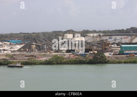 Industria e materiale sfuso scorte adiacente ad una nuova costruzione di bloccaggio in corrispondenza di Gatun, Panama Canal Foto Stock