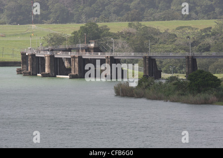 Lo sfioratore struttura per il Lago di Gatun, Panama Canal Foto Stock