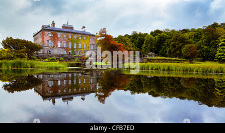 Vista di Westport house visto dal lago della contea di Mayo, Irlanda. Foto Stock