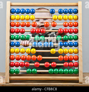 Baby girl dietro Abacus Foto Stock