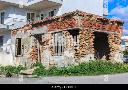 Vecchio abbandonato casa di mattoni resti in Grecia Foto Stock