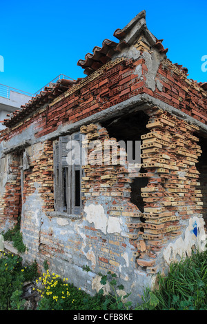 Vecchio abbandonato casa di mattoni resti in Grecia, dettaglio angolo Foto Stock