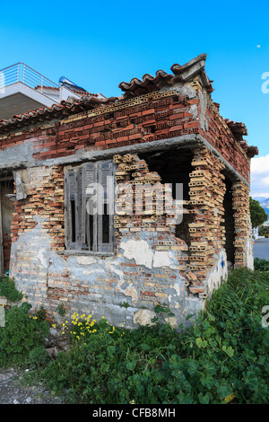 Vecchio abbandonato casa di mattoni resti in Grecia, dettaglio angolo Foto Stock