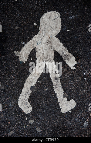 La pittura di un uomo a piedi sulla strada Foto Stock