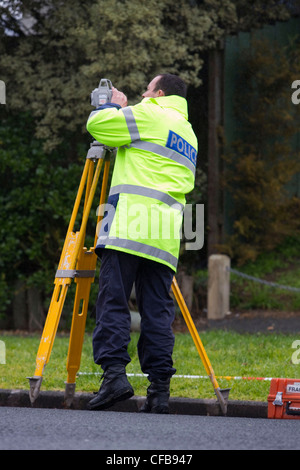 Polizia presso la scena in cui un maschio è stato ucciso dalla polizia in esecuzione di un mandato, Nikau Street, Auckland, Nuova Zelanda Foto Stock