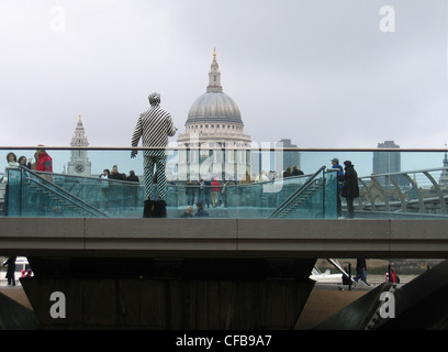 Millennium bridge passerella rivolta verso St Pauls Cathedral con statua umana in primo piano Foto Stock
