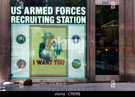 Forze armate il reclutamento di stazione con "ti voglio' poster, in Times Square a New York City con scarponi fuori Foto Stock