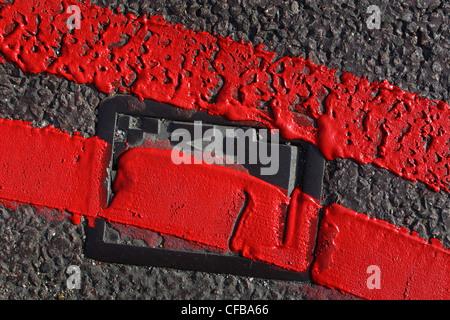 Dipinto di rosso le linee per mostrare nessun parcheggio su strada di Londra Foto Stock