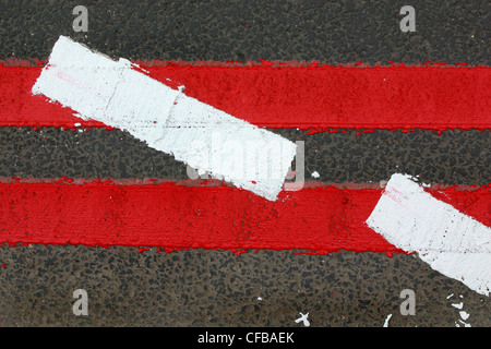 Dipinto recentemente indicazioni stradali su percorsi rosso che indica assenza di parcheggio o di attesa lungo strade designato, Londra, Regno Unito. Foto Stock