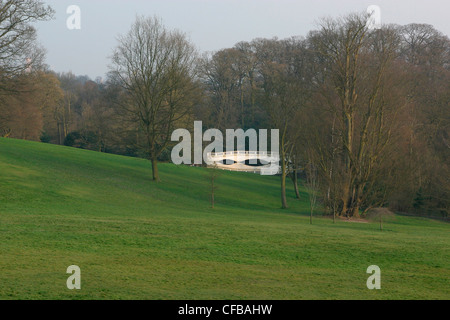 Kenwood, Hampstead Heath, a nord di Londra: ponte bianco fa parte del giardino paesaggistico, Londra, Regno Unito. Foto Stock