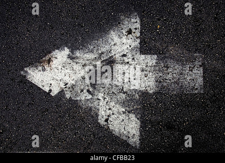 Freccia di traffico verniciato su strada asfaltata, London, Regno Unito Foto Stock