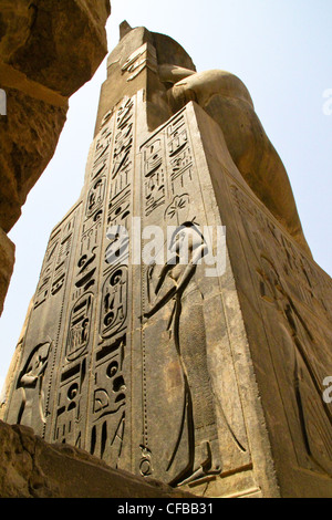 Statua del faraone Ramses II il grande tempio di Karnak dedicato al culto di Amon, nella città di Luxor in Egitto Foto Stock