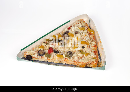Fetta di congelati microondabili pizza vegetale su sfondo bianco tagliato fuori Foto Stock