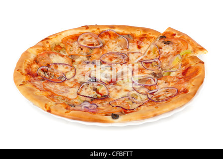 Pizza vegetale closeup con pomodoro, peperone bulgara, cipolla, olive, champignon e mozzarella Foto Stock