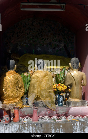 Oro statue di Buddha formano una visualizzazione in un tempio buddista in Pai, Thailandia. Foto Stock