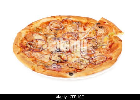 Pizza vegetale closeup con pomodoro, peperone bulgara, cipolla, olive, champignon e mozzarella Foto Stock