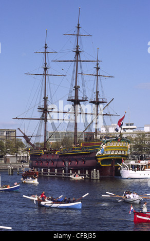 Festival di canottaggio nel porto di Amsterdam nella parte anteriore della nave di COV di Amsterdam, Paesi Bassi. Foto Stock