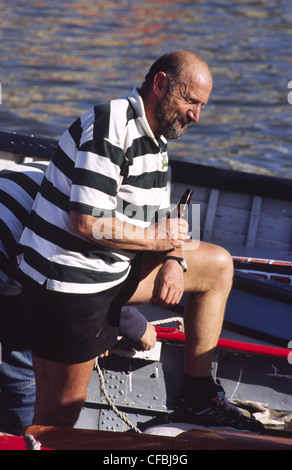 Uomo in una barca con la birra. Amsterdam, Paesi Bassi. Foto Stock