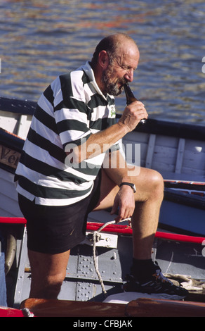 Uomo in una barca con la birra. Amsterdam, Paesi Bassi. Foto Stock