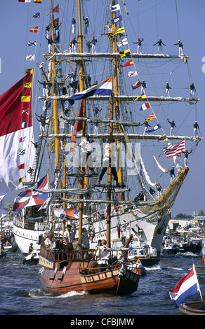 Indonesiano master tre 'Dewaruci' entrando in porto di Amsterdam durante la vela 2005 evento marittimo. I Paesi Bassi. Foto Stock