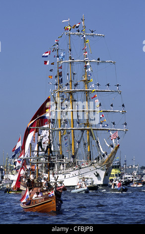 Indonesiano master tre 'Dewaruci' entrando in porto di Amsterdam durante la vela 2005 evento marittimo. I Paesi Bassi. Foto Stock