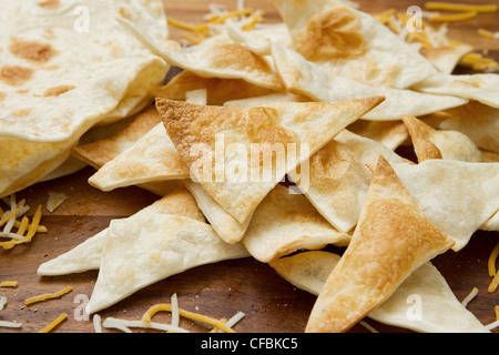 Piccolo mucchio di fatti in casa tortilla chips e formaggio Foto Stock