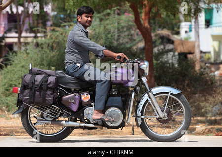 Uomo indiano in sella ad una Royal Enfield Bullet diesel Andhra Pradesh in India del Sud Foto Stock