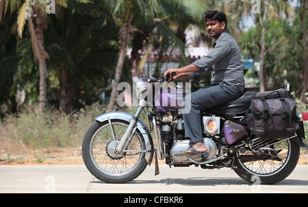 Uomo indiano in sella ad una Royal Enfield Bullet diesel Andhra Pradesh in India del Sud Foto Stock